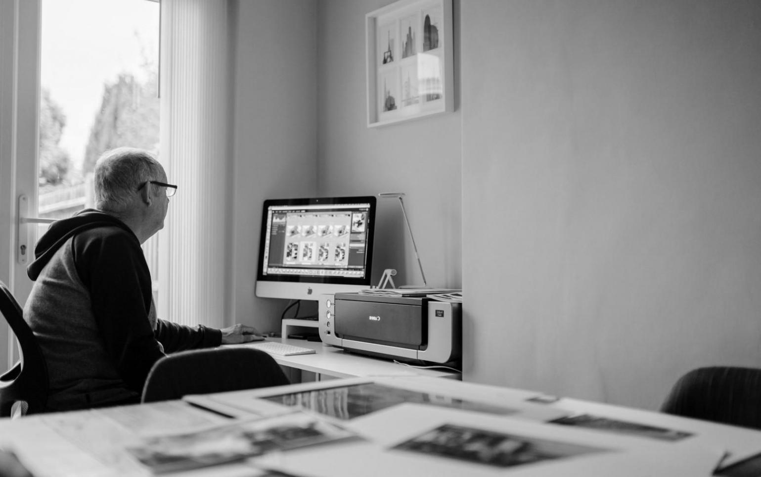 Ambiente di lavoro per l'editing video con setup professionale