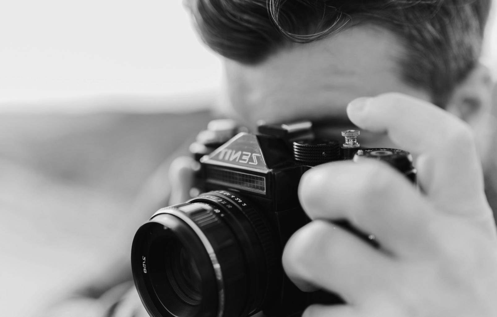 Sessione pratica di montaggio video con studenti